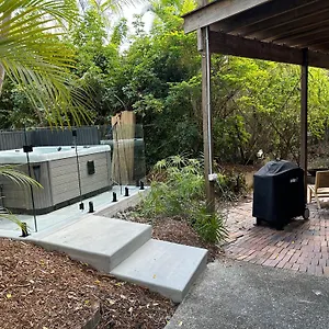 https://hunchy-hideaway.hotelssunshinecoast.net